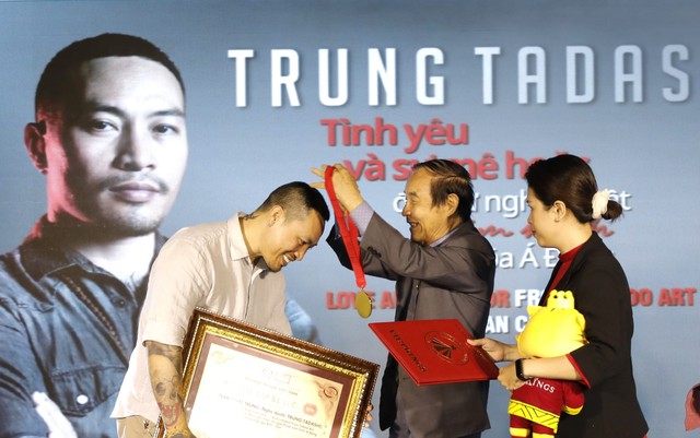 Nghệ sĩ Trung Tadashi nhận 'Bằng xác lập kỷ lục' của Tổ chức Kỷ lục Việt Nam - Ảnh 10.