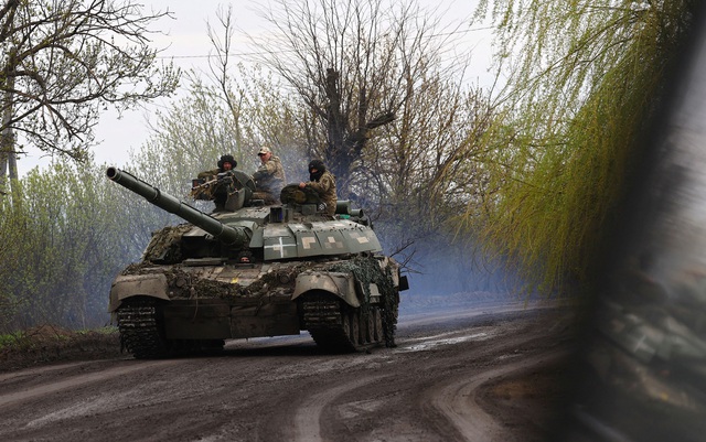 Chiến sự Ukraine ngày 413: 'Mưa' cấm vận từ Mỹ, Nga  - Ảnh 1.