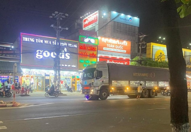 Đà Nẵng: Tai nạn thương tâm, đôi nam nữ tử vong dưới gầm xe tải - Ảnh 1.