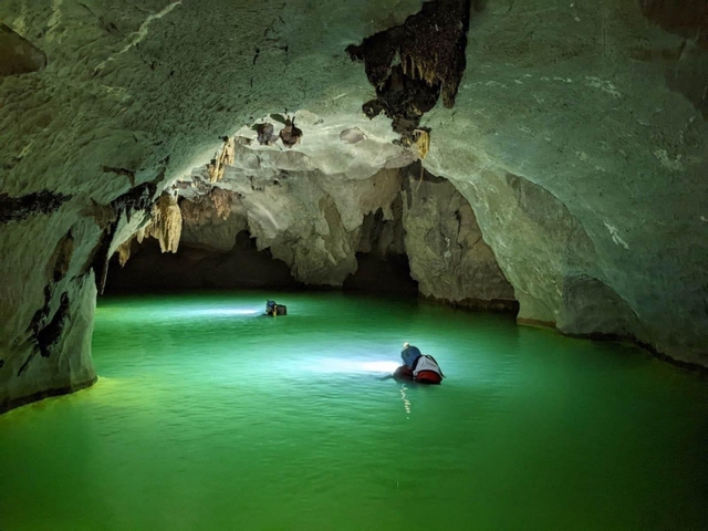Hiệp hội hang động Hoàng gia Anh phát hiện nhiều hang động nguyên sơ ở Quảng Bình - Ảnh 1.