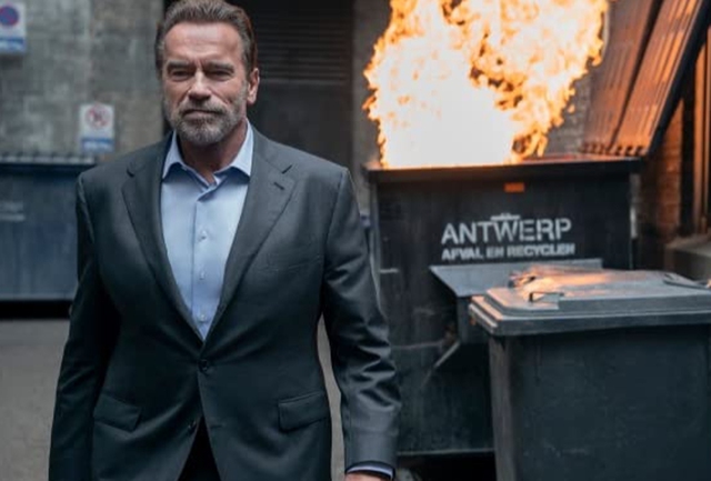 ‘Kẻ hủy diệt’ Arnold Schwarzenegger lấp 'ổ gà' trên đường - Ảnh 2.