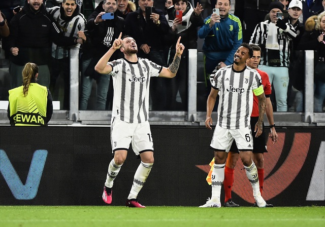 Thủ môn Juventus rời sân vì vấn đề tim mạch, 'Lão bà' vượt ải - Ảnh 2.