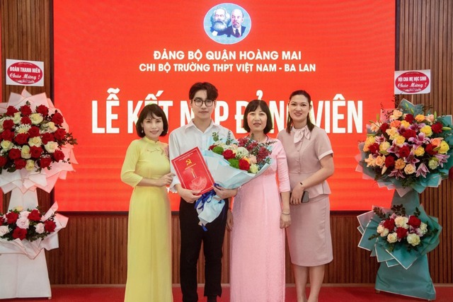 Học sinh đầu tiên của Trường THPT Việt Nam - Ba Lan được kết nạp Đảng - Ảnh 1.