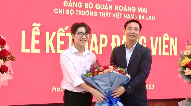 Học sinh đầu tiên của Trường THPT Việt Nam - Ba Lan được kết nạp Đảng - Ảnh 3.