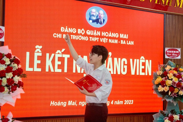 Học sinh đầu tiên của Trường THPT Việt Nam - Ba Lan được kết nạp Đảng - Ảnh 2.