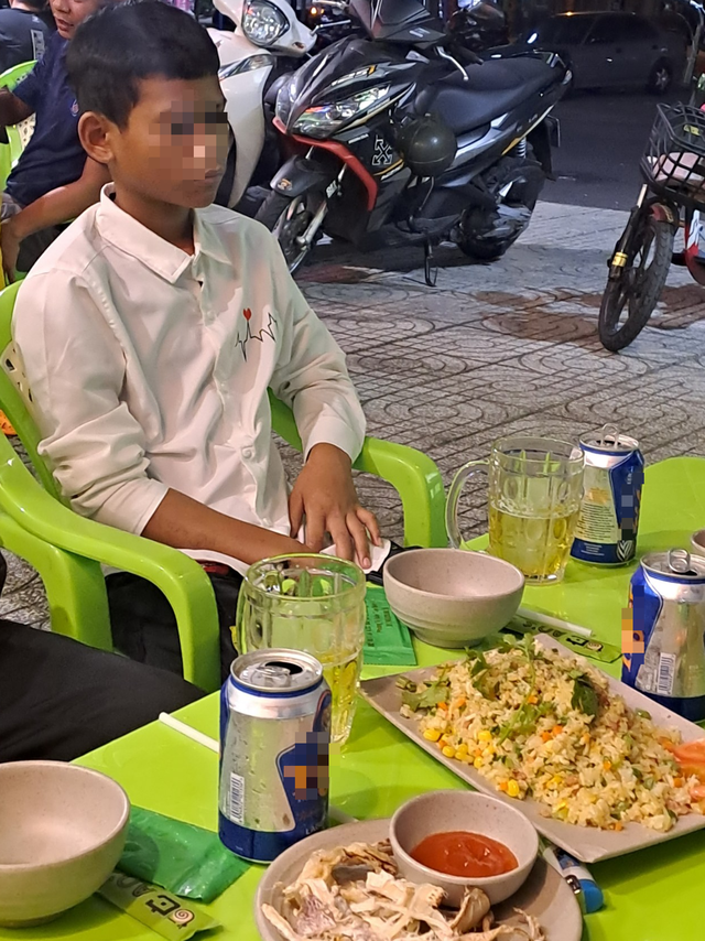 Biết nhậu từ thuở 12, đến năm 17 chục chai mỗi lần... - Ảnh 3. Biết nhậu từ thuở 12, đến năm 17 chục chai mỗi lần... - Ảnh 3.