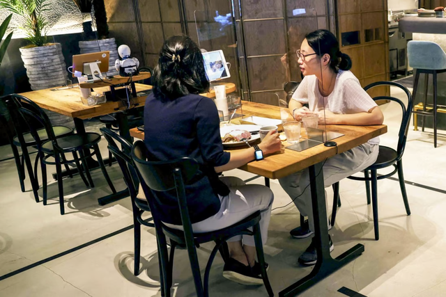 Quán café Nhật Bản sa thải hầu bàn 'cắt tiết' vào món cocktail - Ảnh 1.