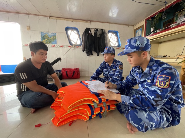 BTL Vùng Cảnh sát biển 3 bắt giữ sà lan chở phân mua từ tàu hàng...lạ - Ảnh 1.