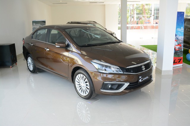 Suzuki Ciaz: là cái tên quá quen thuộc trong danh sách 10 ô tô bán ít nhất Việt Nam những năm gần đây. Tháng 3.2024, Suzuki Ciaz tiếp tục là mẫu xe bán ít nhất thị trường với doanh số chỉ đạt 1 xe. Việc không cải tiến về kiểu dáng thiết kế, công nghệ… trong khi giá bán vẫn khó cạnh tranh với các đối thủ cùng phân khúc sedan hạng B khiến Suzuki Ciaz không được nhiều người Việt chọn mua. Mẫu xe này nhập khẩu từ Thái Lan về Việt Nam có giá từ 534,9 triệu đồng.