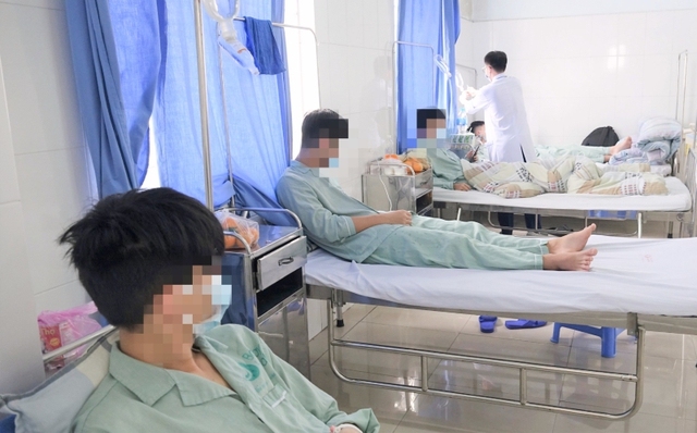 Quảng Ninh: 4 học sinh nhập viện do ngộ độc thuốc lá điện tử - Ảnh 1.
