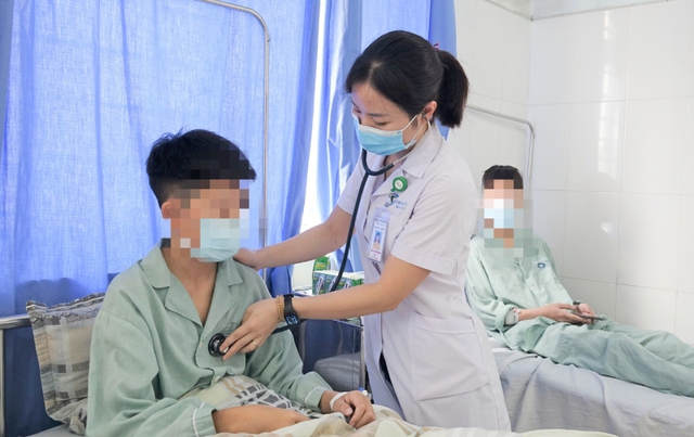 Quảng Ninh: 4 học sinh nhập viện do ngộ độc thuốc lá điện tử - Ảnh 2.