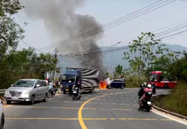 Đà Lạt: Ô tô đang lên đèo Mimosa bất ngờ bốc cháy - Ảnh 2.