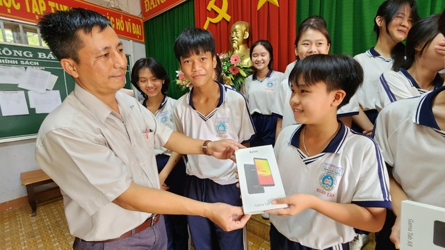 Trao 40 máy tính bảng cho học sinh tại Đồng Nai - Ảnh 3.