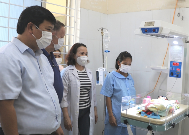 Quảng Ngãi: tặng thiết bị y tế 400 triêụ đồng cho Trung tâm Y tế H.Trà Bồng - Ảnh 1.