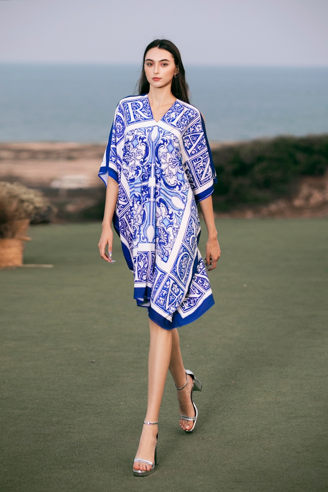 Thong dong dạo bước giữa mùa hè xanh mát cùng váy áo họa tiết gốm sứ  - Ảnh 9.