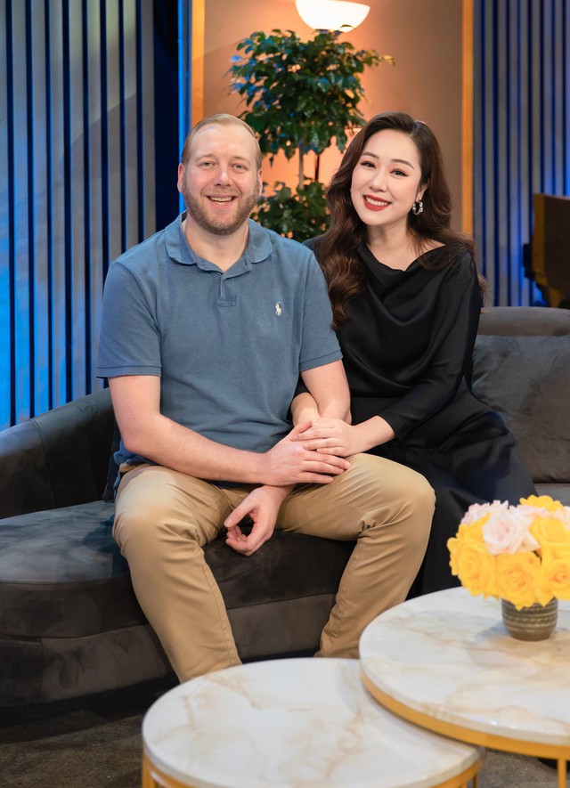 Hoa hậu Ngô Phương Lan kể chuyện tình yêu 11 năm với chồng ngoại quốc - Ảnh 1.