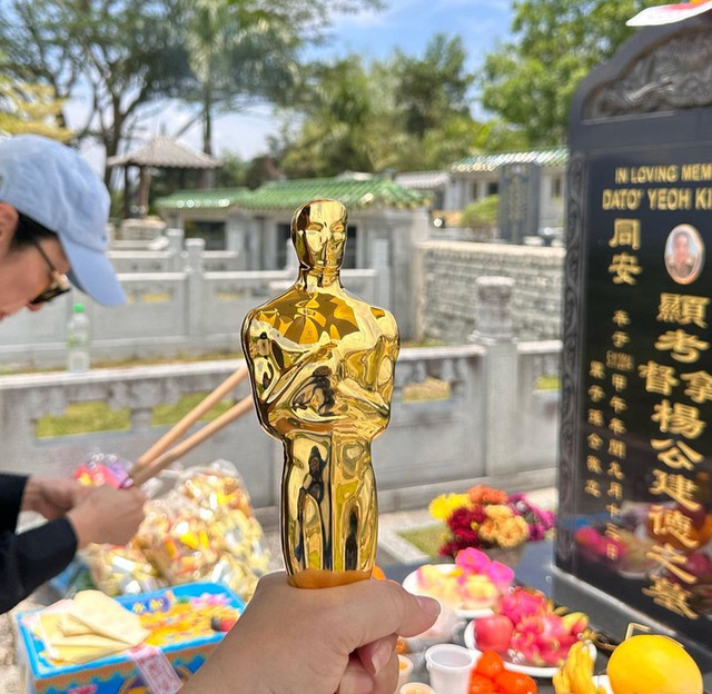 Dương Tử Quỳnh mang tượng vàng Oscar về Malaysia thăm mộ cha - Ảnh 3.