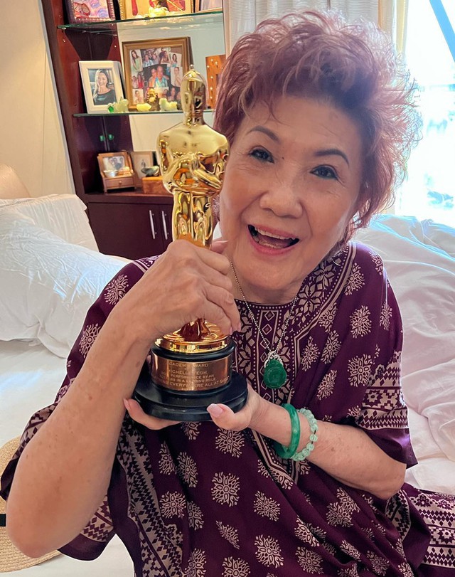 Dương Tử Quỳnh mang tượng vàng Oscar về Malaysia thăm mộ cha - Ảnh 2.