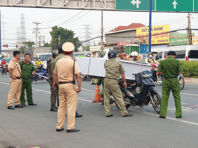 Người đàn ông tử vong giữa đường bên cạnh xe máy, nghi do va chạm ô tô - Ảnh 2.