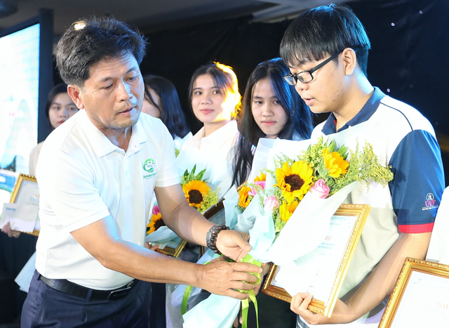 Trao 100 suất học bổng Nguyễn Thái Bình - Báo Thanh Niên cho sinh viên - Ảnh 4.