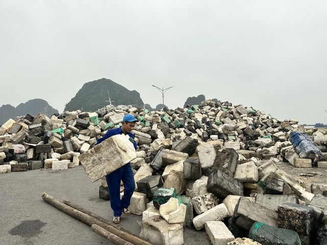 Quảng Ninh: Trước 28.4 sẽ dọn sạch phao xốp trôi nổi trên vịnh Hạ Long - Ảnh 2.