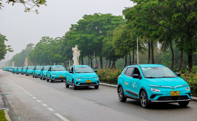 Taxi điện Vinfast chính thức lăn bánh tại Hà Nội - Ảnh 1.