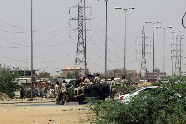 Lực lượng bán quân sự tuyên bố chiếm dinh tổng thống Sudan - Ảnh 2.
