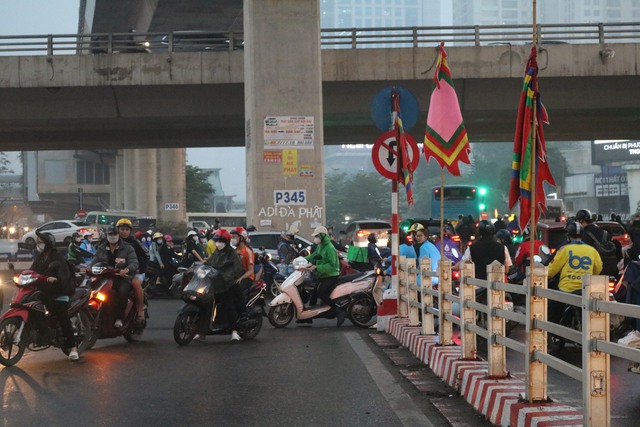Hà Nội: Bất chấp nguy hiểm, người dân vẫn ngang nhiên vi phạm luật giao thông - Ảnh 8.