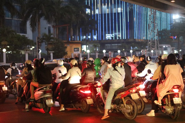 Hà Nội: Bất chấp nguy hiểm, người dân vẫn ngang nhiên vi phạm luật giao thông - Ảnh 11.