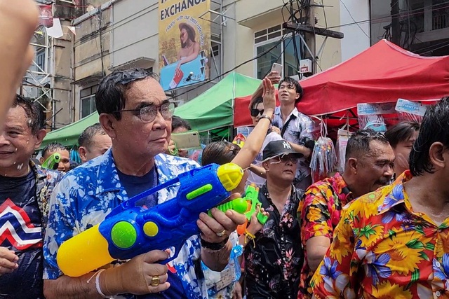 Thủ tướng Thái Lan xuống đường 'chiến đấu' bằng bắn súng nước dịp tết Songkran - Ảnh 1.
