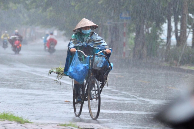 Cảnh báo mưa giông, lốc ở Hà Nội và các tỉnh miền Bắc - Ảnh 1.