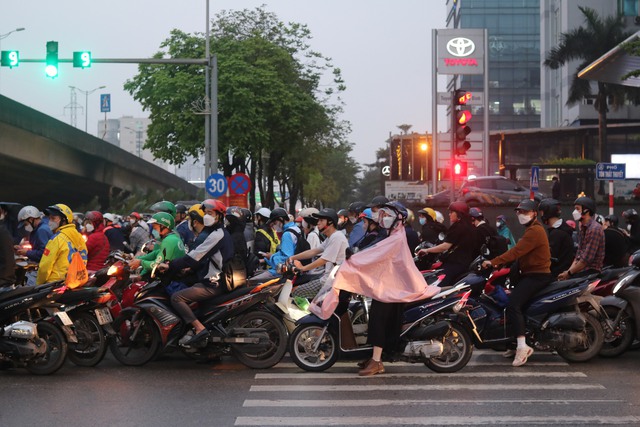 Hà Nội: Bất chấp nguy hiểm, người dân vẫn ngang nhiên vi phạm luật giao thông - Ảnh 2.
