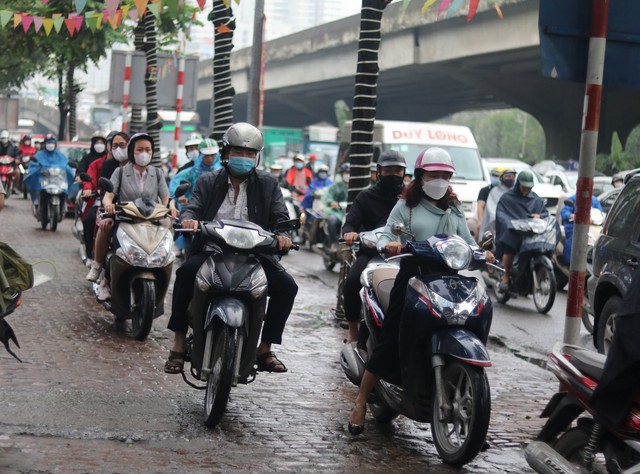 Hà Nội: Bất chấp nguy hiểm, người dân vẫn ngang nhiên vi phạm luật giao thông - Ảnh 3.