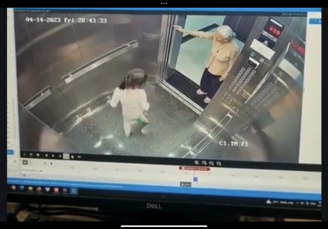 Bé gái cố gắng mở cửa khi bị mắc kẹt trong thang máy chung cư - Ảnh 1.