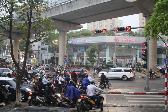 Hà Nội: Bất chấp nguy hiểm, người dân vẫn ngang nhiên vi phạm luật giao thông - Ảnh 5.