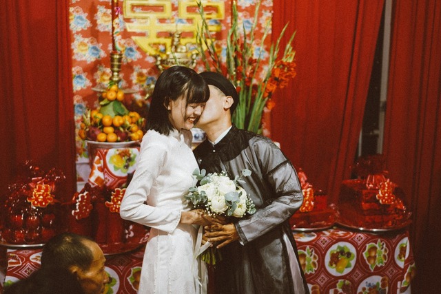 Cặp vợ chồng làm lễ cưới theo phong cách miền Tây thập niên 60 chân chất - Ảnh 1.