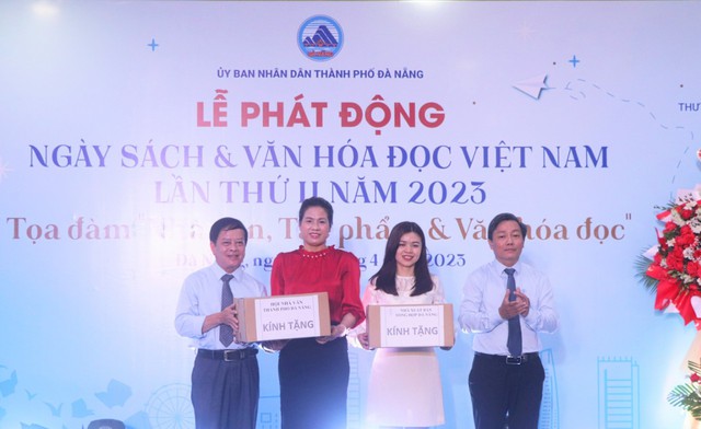 Hội Nhà văn và NXB Đà Nẵng tặng tủ sách cho trường học, thư viện - Ảnh 1.