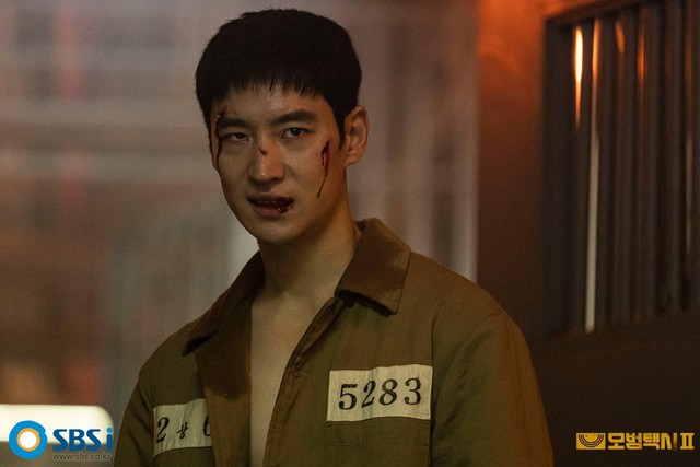 Tập 15 ‘Taxi Driver 2’: Lee Je Hoon bị hội đồng tập thể trong tù - Ảnh 1.