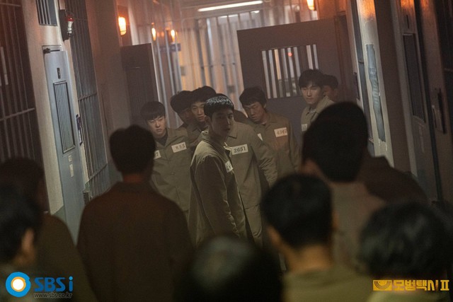 Tập 15 ‘Taxi Driver 2’: Lee Je Hoon bị hội đồng tập thể trong tù - Ảnh 2.