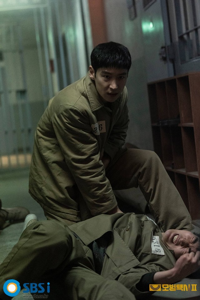 Tập 15 ‘Taxi Driver 2’: Lee Je Hoon bị hội đồng tập thể trong tù - Ảnh 3.