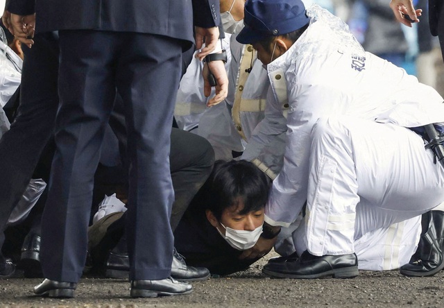Thủ tướng Nhật được sơ tán sau vụ nổ gần ông tại sự kiện ngoài trời - Ảnh 1.