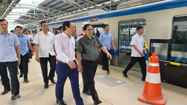Thủ tướng đi thử nghiệm tàu metro Bến Thành - Suối Tiên - Ảnh 1.