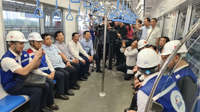 Thủ tướng đi thử nghiệm tàu metro Bến Thành - Suối Tiên - Ảnh 3.