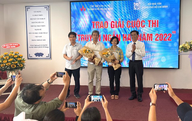 'Kiến thức ngày nay' tái xuất và trao giải truyện ngắn hay Tạp chí Văn nghệ TP.HCM - Ảnh 4.