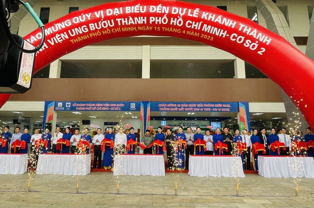 Thủ tướng Phạm Minh Chính cắt băng khánh thành Bệnh viện Ung Bướu TP.HCM cơ sở 2 - Ảnh 2.