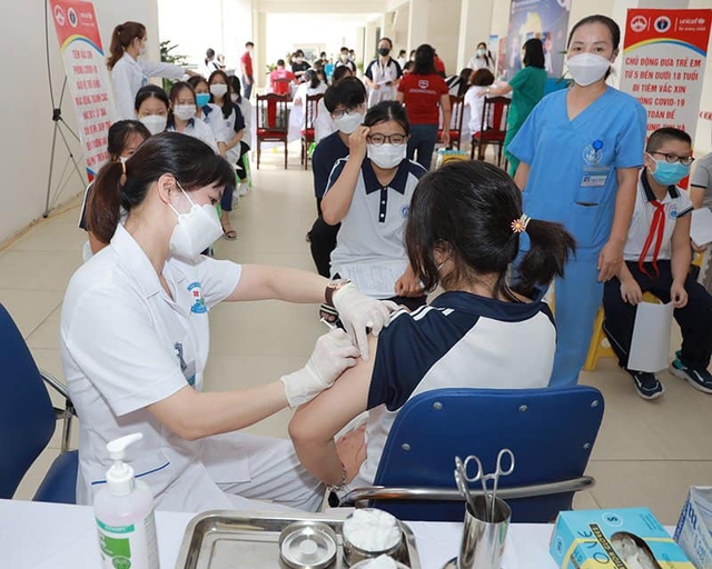 13 số điện thoại trực hướng dẫn tiêm vắc xin Covid-19 tại Hà Nội - Ảnh 1.