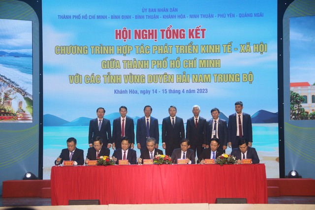 TP.HCM ký hợp tác với 6 tỉnh vùng Duyên hải Nam Trung Bộ - Ảnh 2.