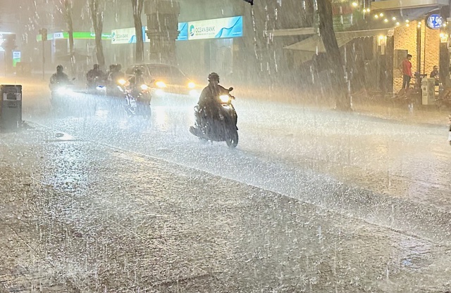 Ảnh hưởng siêu bão Mawar, nhiều nơi mưa to kéo dài - Ảnh 1.