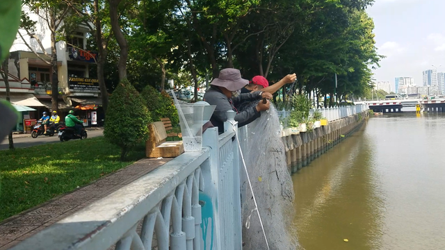 Đánh bắt cá kiểu &quot;tận diệt&quot; tại kênh Nhiêu Lộc - Thị Nghè TP.HCM - Ảnh 4.