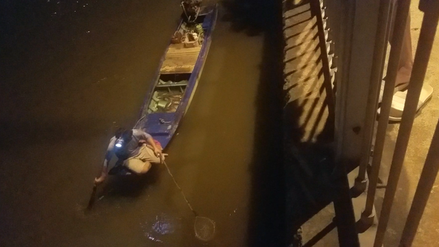Đánh bắt cá kiểu &quot;tận diệt&quot; tại kênh Nhiêu Lộc - Thị Nghè TP.HCM - Ảnh 5.